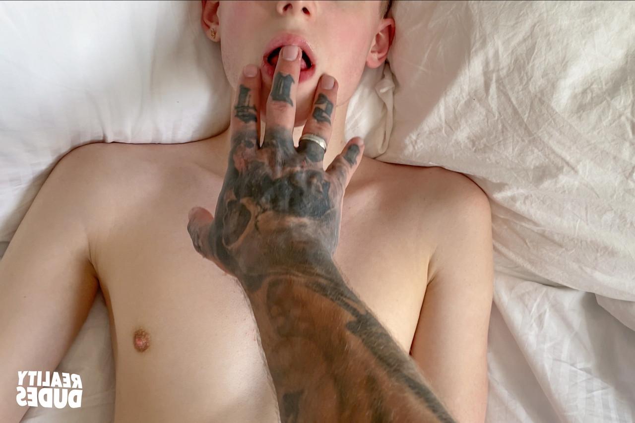 20P O pequeno gay Rourke e o garanhão excitado Zilv se fodem em uma relação sexual quente
