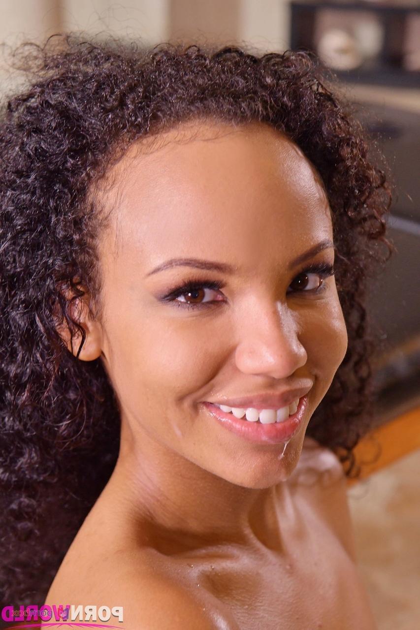 20P La jolie ébène Romy Indy se fait masser et baiser la chatte par un masseur.