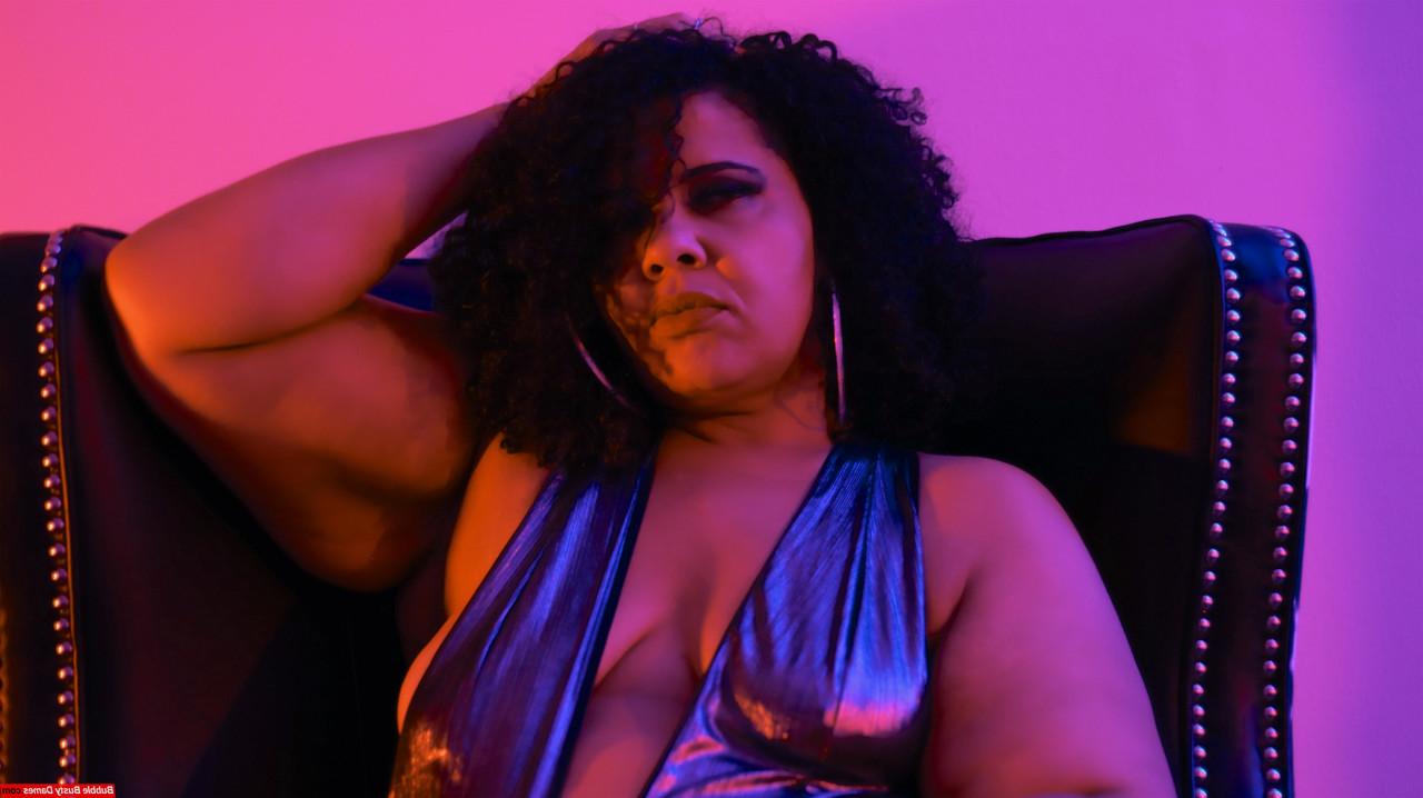 12P Die krankhaft fettleibige Amateurin Red Thunder Thighz zeigt ihren von Cellulite geplagten Hintern