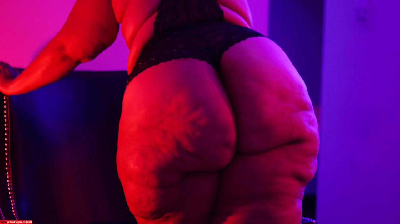 12P Die krankhaft fettleibige Amateurin Red Thunder Thighz zeigt ihren von Cellulite geplagten Hintern