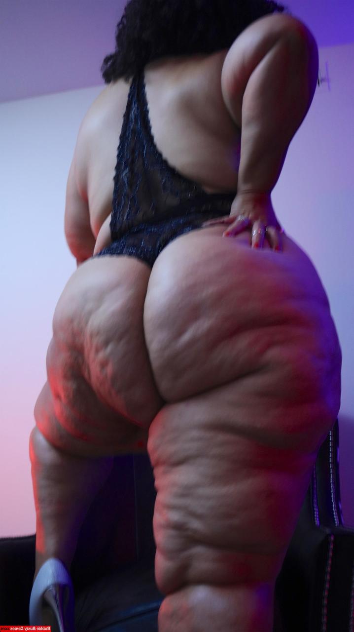 12P Die krankhaft fettleibige Amateurin Red Thunder Thighz zeigt ihren von Cellulite geplagten Hintern