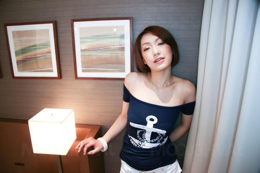 15P Das sexy japanische Mädchen Nene Iino gibt auf den Knien einen CFNM-Blowjob