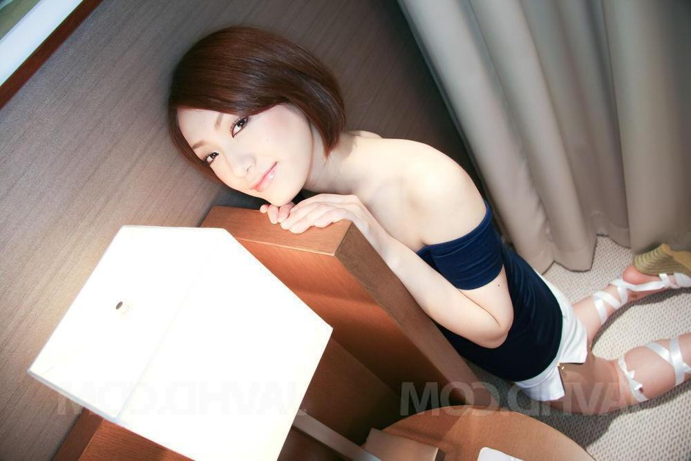 15P Das sexy japanische Mädchen Nene Iino gibt auf den Knien einen CFNM-Blowjob