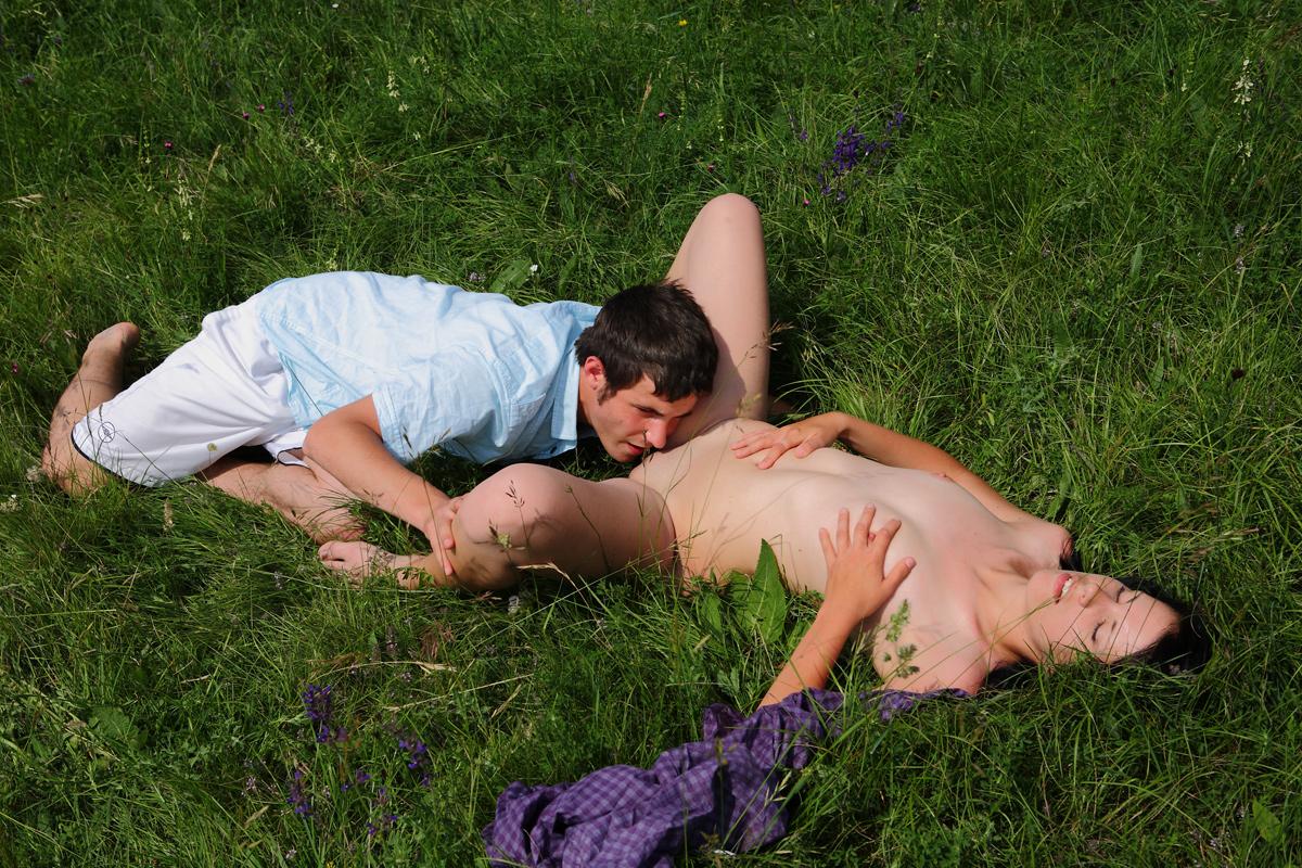 20P La joven de pelo oscuro Lana tiene sexo con su novio sobre la exuberante hierba