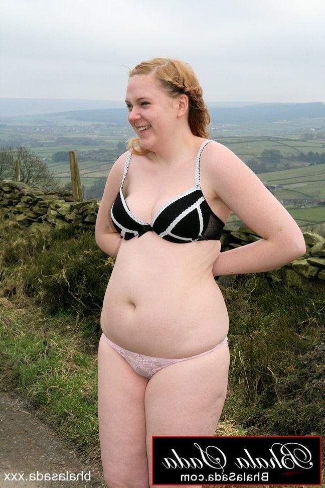 15P La MILF sexy Bhala Sada montre son corps potelé dans un strip-tease en plein air.