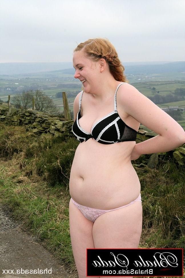 15P La MILF sexy Bhala Sada montre son corps potelé dans un strip-tease en plein air.