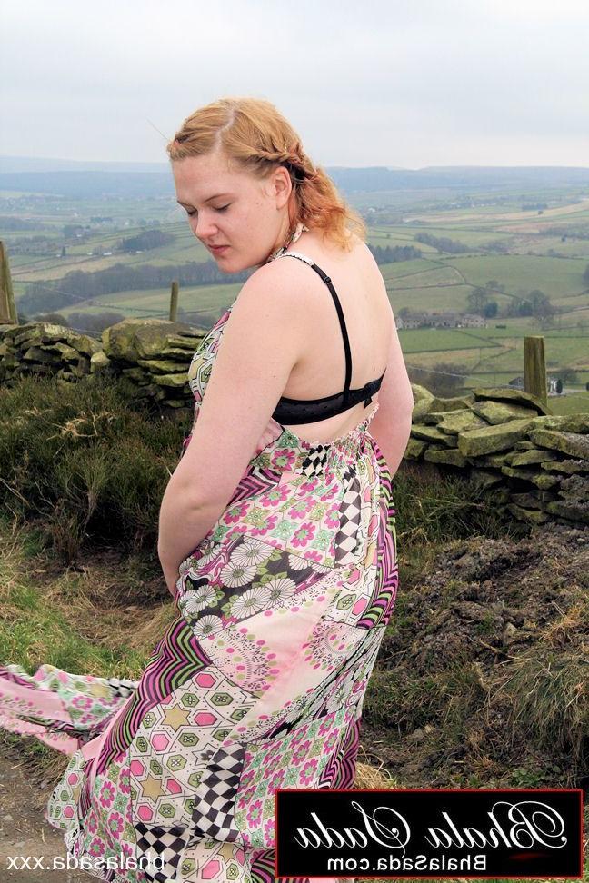 15P La MILF sexy Bhala Sada montre son corps potelé dans un strip-tease en plein air.