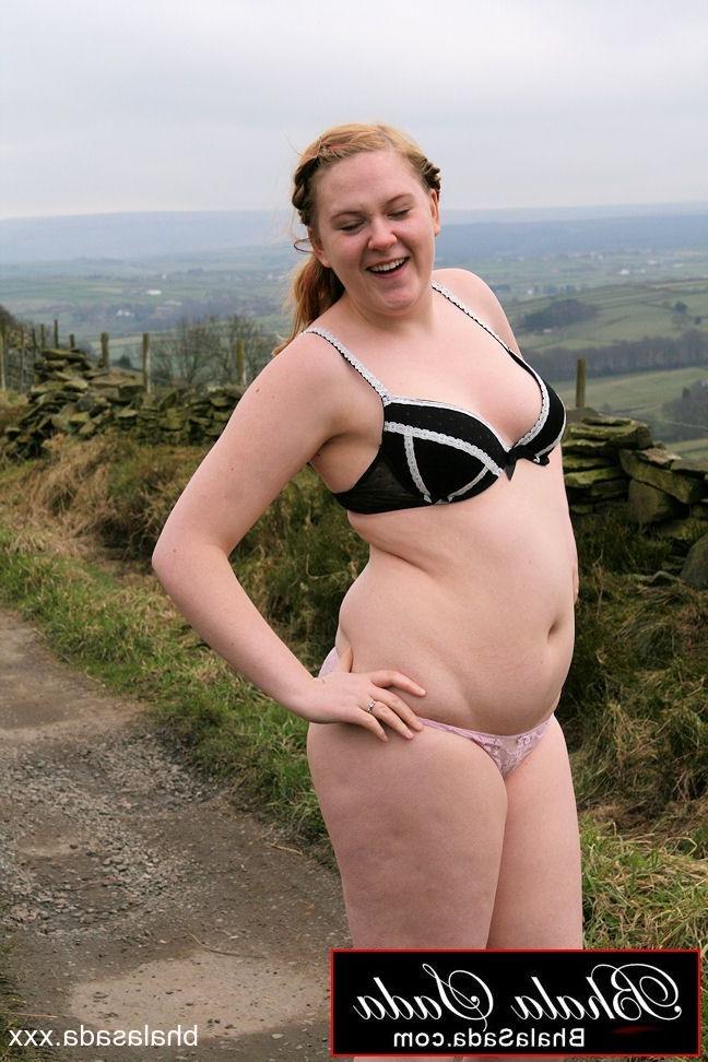 15P La MILF sexy Bhala Sada montre son corps potelé dans un strip-tease en plein air.