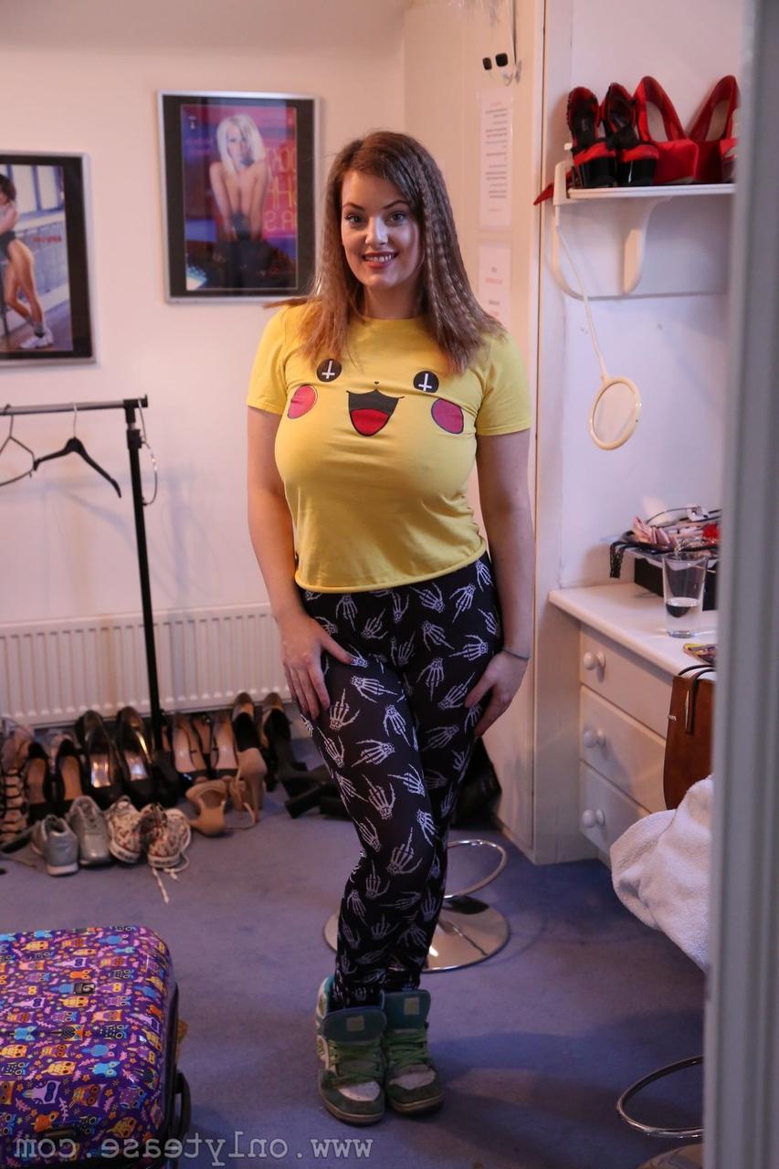 20P Hot babes in various stages of undress flaunting sexy bodies behind the scenes