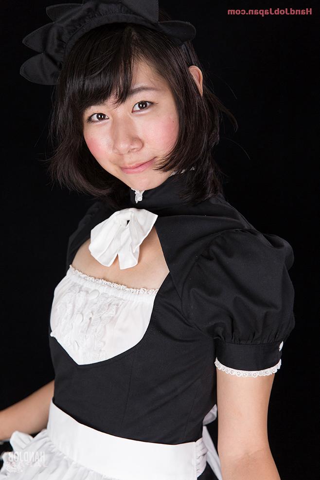 16P Une femme de ménage japonaise fait une branlette en POV tout en portant son uniforme