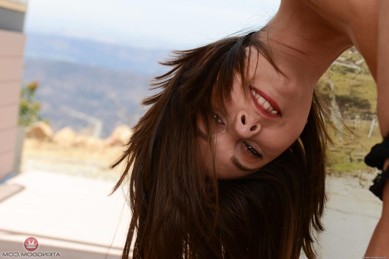 20P La linda amateur Shae Celestine muestra su gran culo y abre su coño de cerca