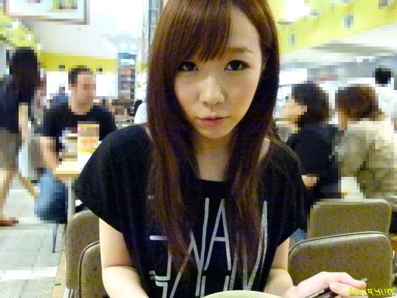 9P La chaude asiatique Hitomi Oki taquine avec son superbe buisson et profite du sexe profond