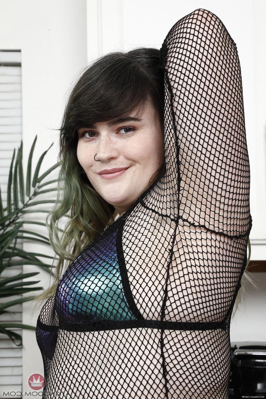 20P Young BBW Cece Lachey stripping in the kitchen & flaunting her furry holes