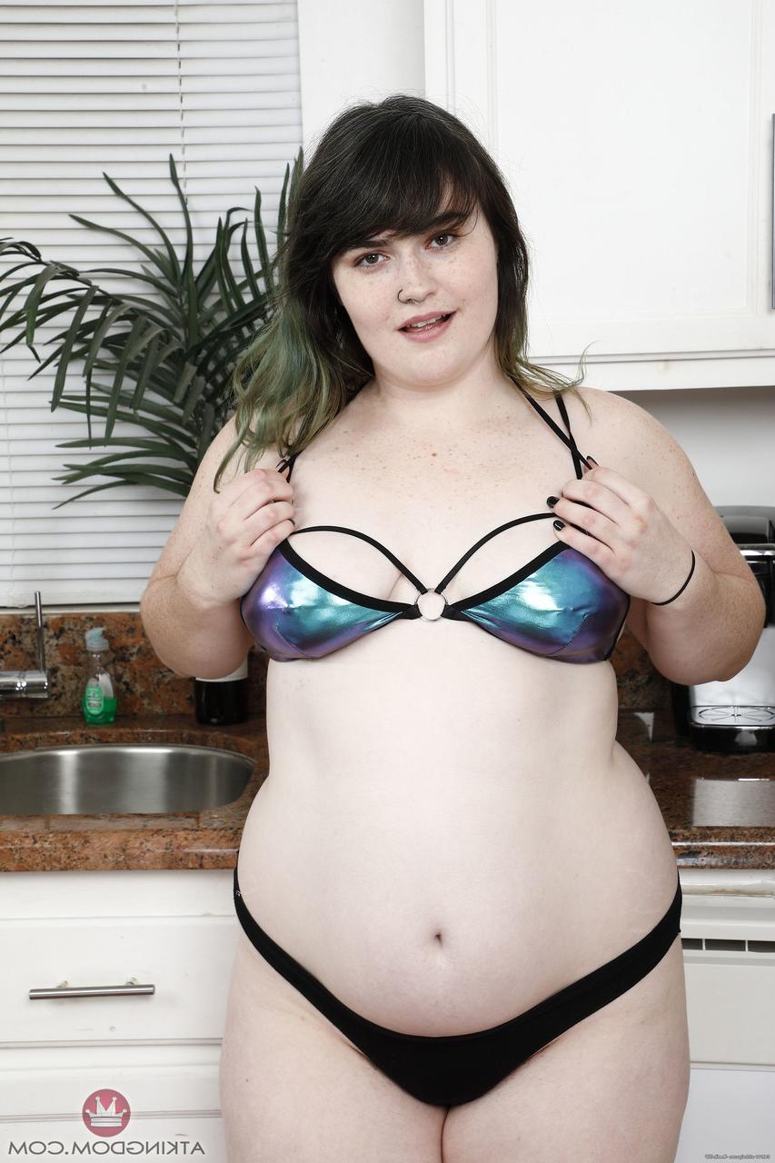 20P Young BBW Cece Lachey stripping in the kitchen & flaunting her furry holes
