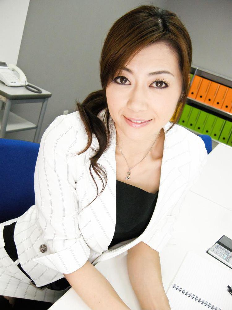 16P Die japanische Sekretärin Maki Hojo hat Sex mit ihrem Chef ohne Kondom