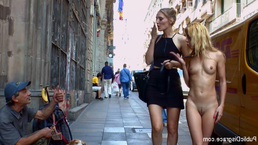 15P Die zierliche Blondine wird nackt durch die Straßen der Stadt geführt, bevor sie demütigende Sexakte durchführt
