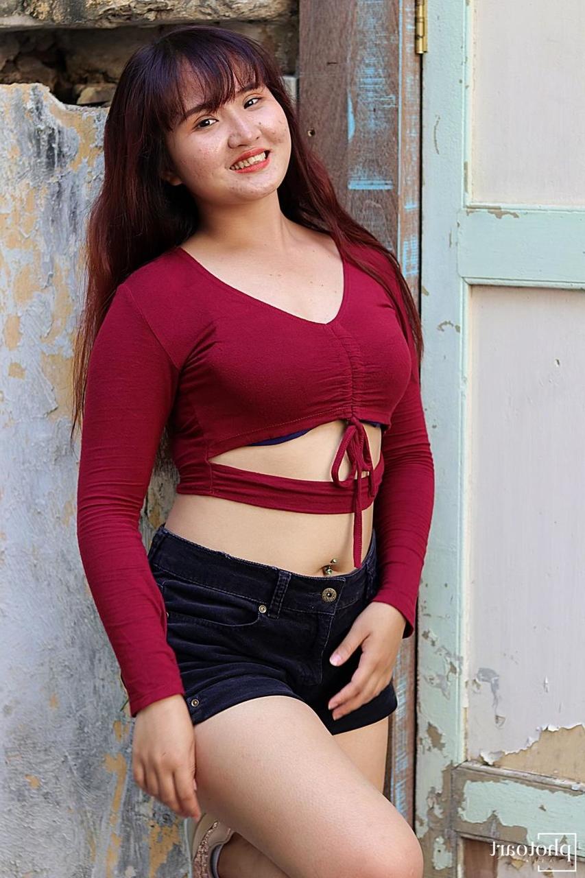 18P Colegial asiática safada mostra seus lindos peitos adolescentes e seu grande saque