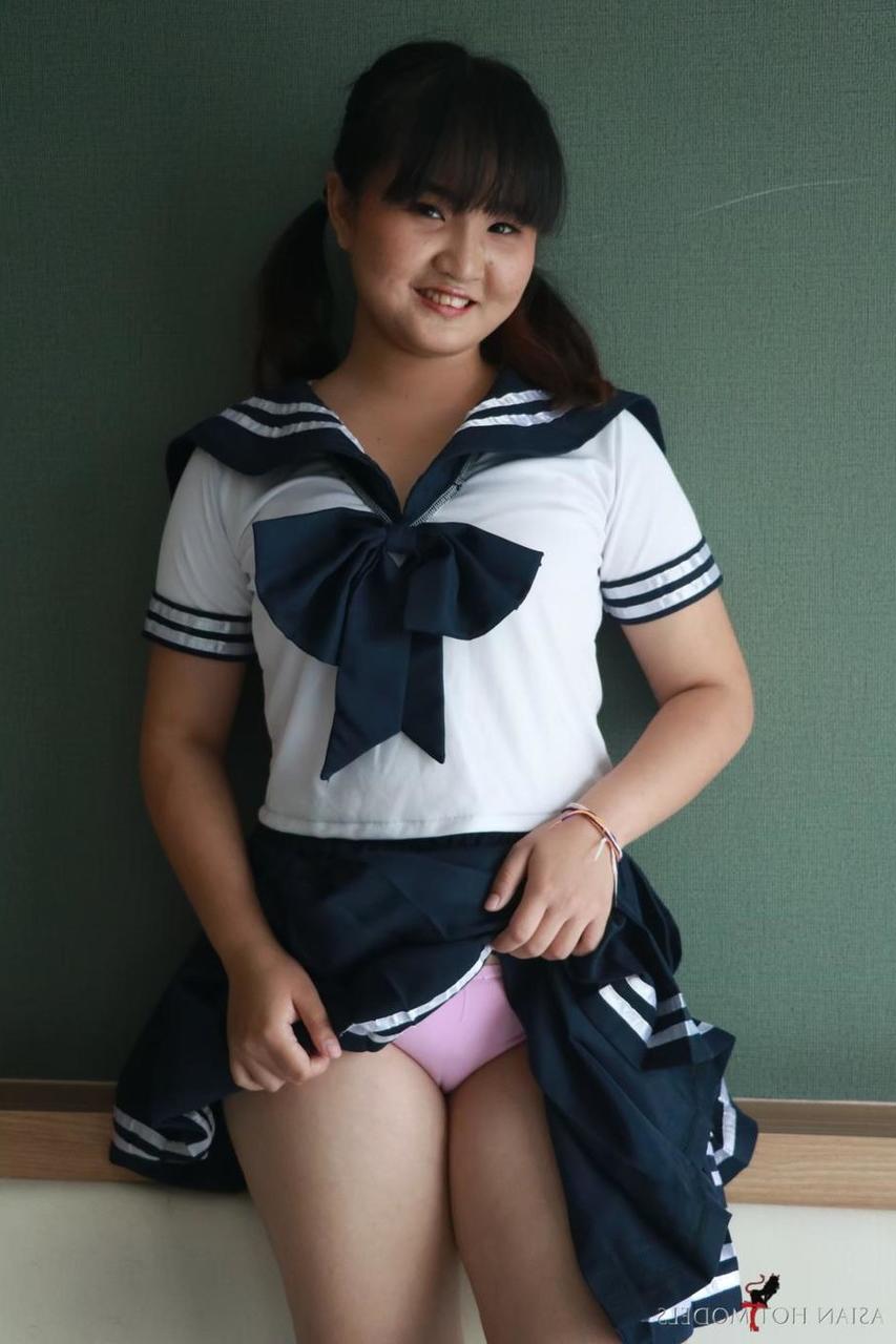 18P Colegial asiática safada mostra seus lindos peitos adolescentes e seu grande saque