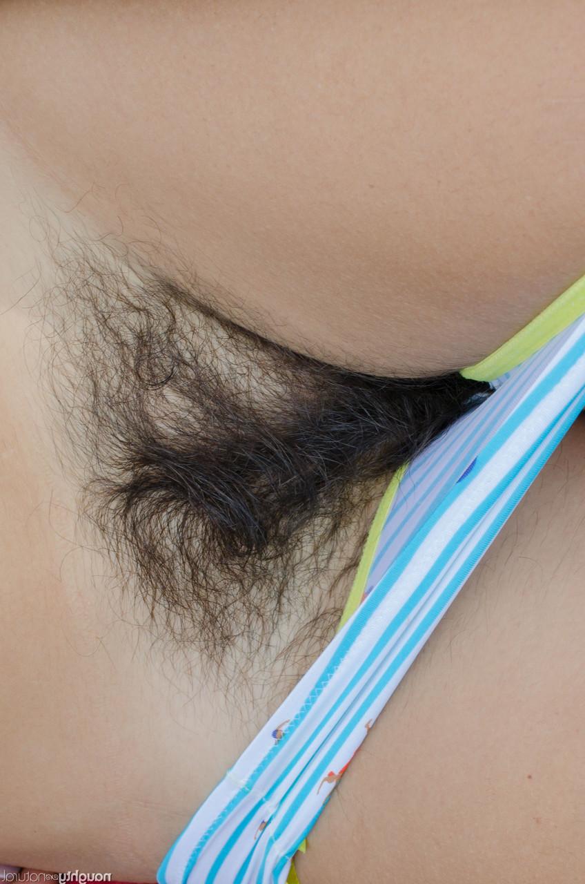 20P La jolie amatrice Katie Zucchini donne des vues invitantes de près de sa chatte poilue.