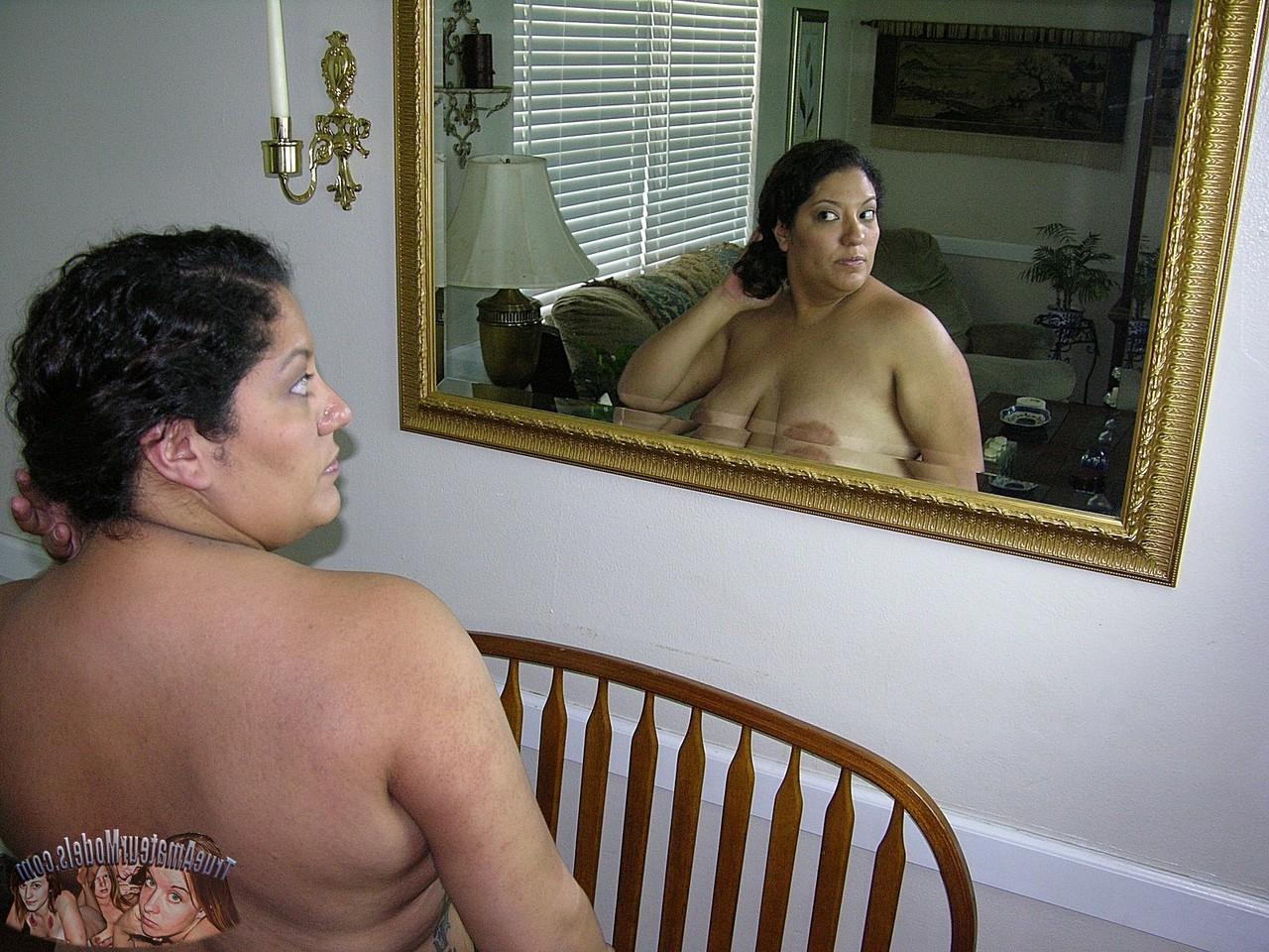 16P Une grosse mature fait un strip-tease amateur pour écarter son énorme cul et montrer ses seins flasques