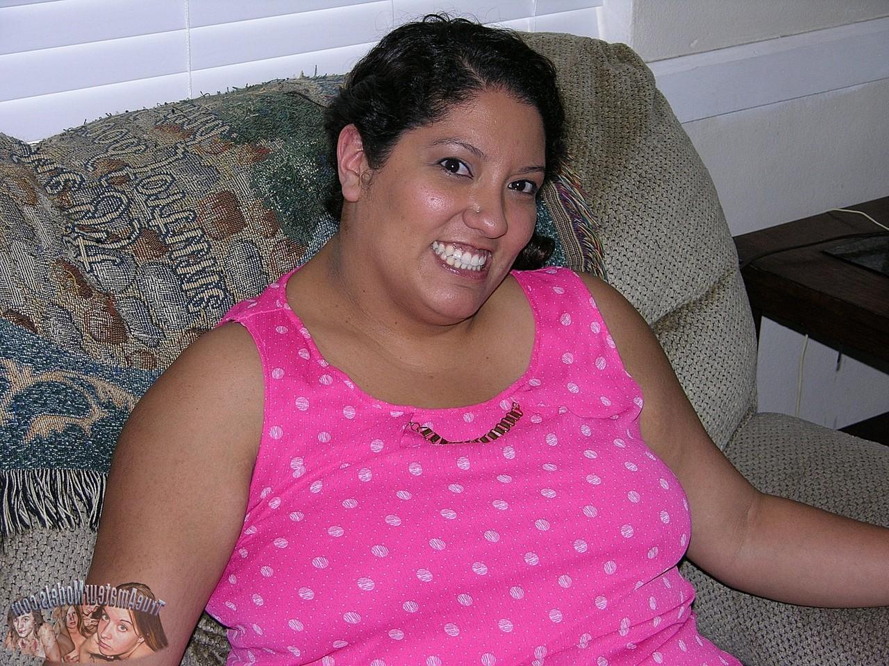 16P Une grosse mature fait un strip-tease amateur pour écarter son énorme cul et montrer ses seins flasques