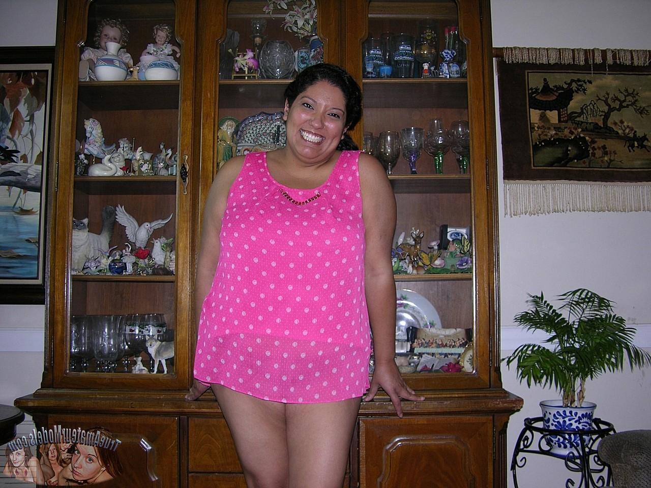 16P Une grosse mature fait un strip-tease amateur pour écarter son énorme cul et montrer ses seins flasques