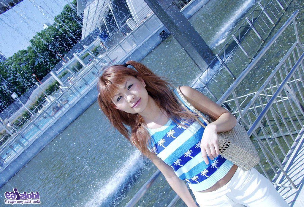 16P Aki, une jolie rousse japonaise, se met nue avec des nattes.
