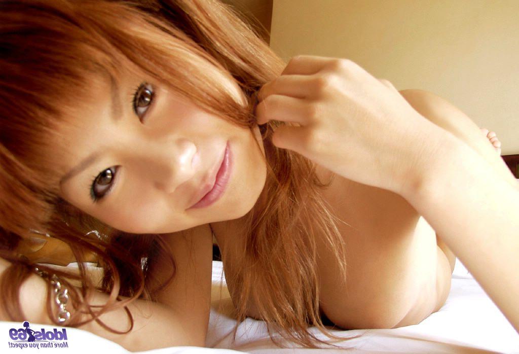 16P Aki, une jolie rousse japonaise, se met nue avec des nattes.