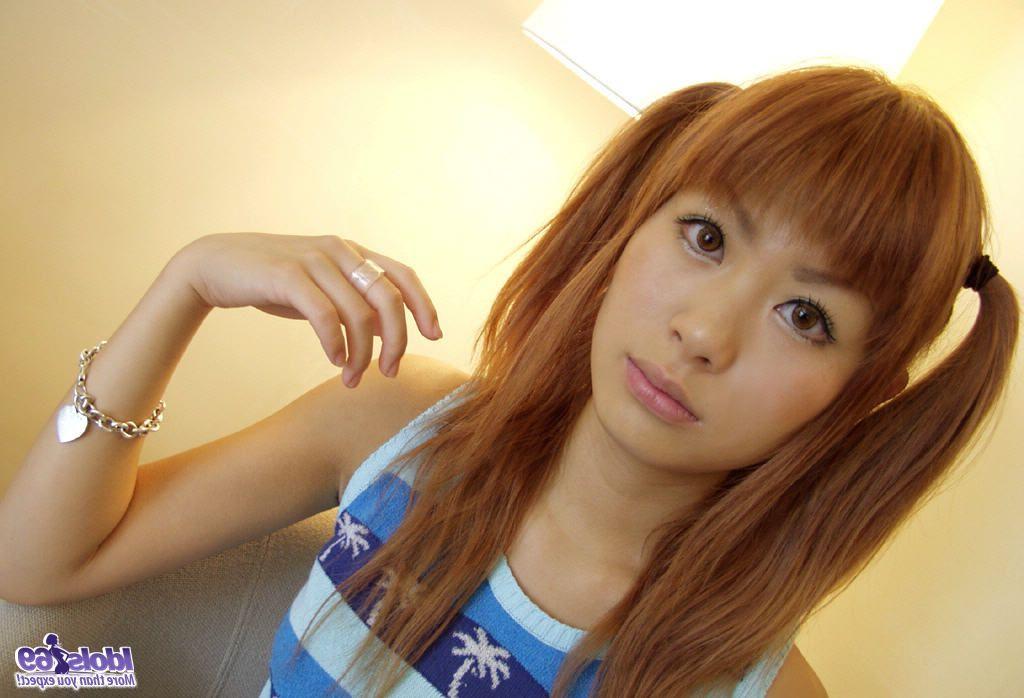 16P Aki, une jolie rousse japonaise, se met nue avec des nattes.