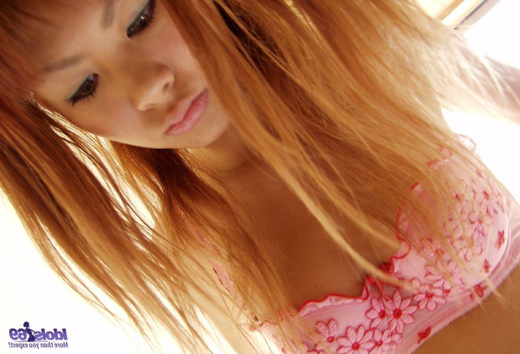 16P Aki, une jolie rousse japonaise, se met nue avec des nattes.