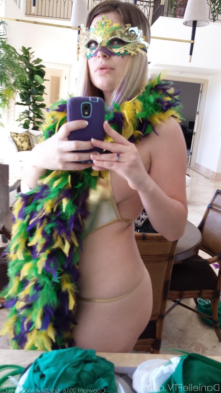 15P A modelo amadora Danielle tira fotos nuas pela casa
