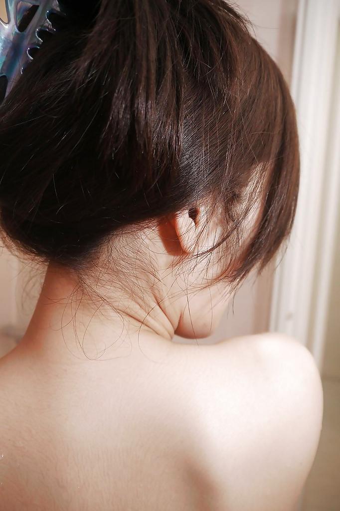 16P La asiática riko kariya desnuda su coño mojado después de bañarse