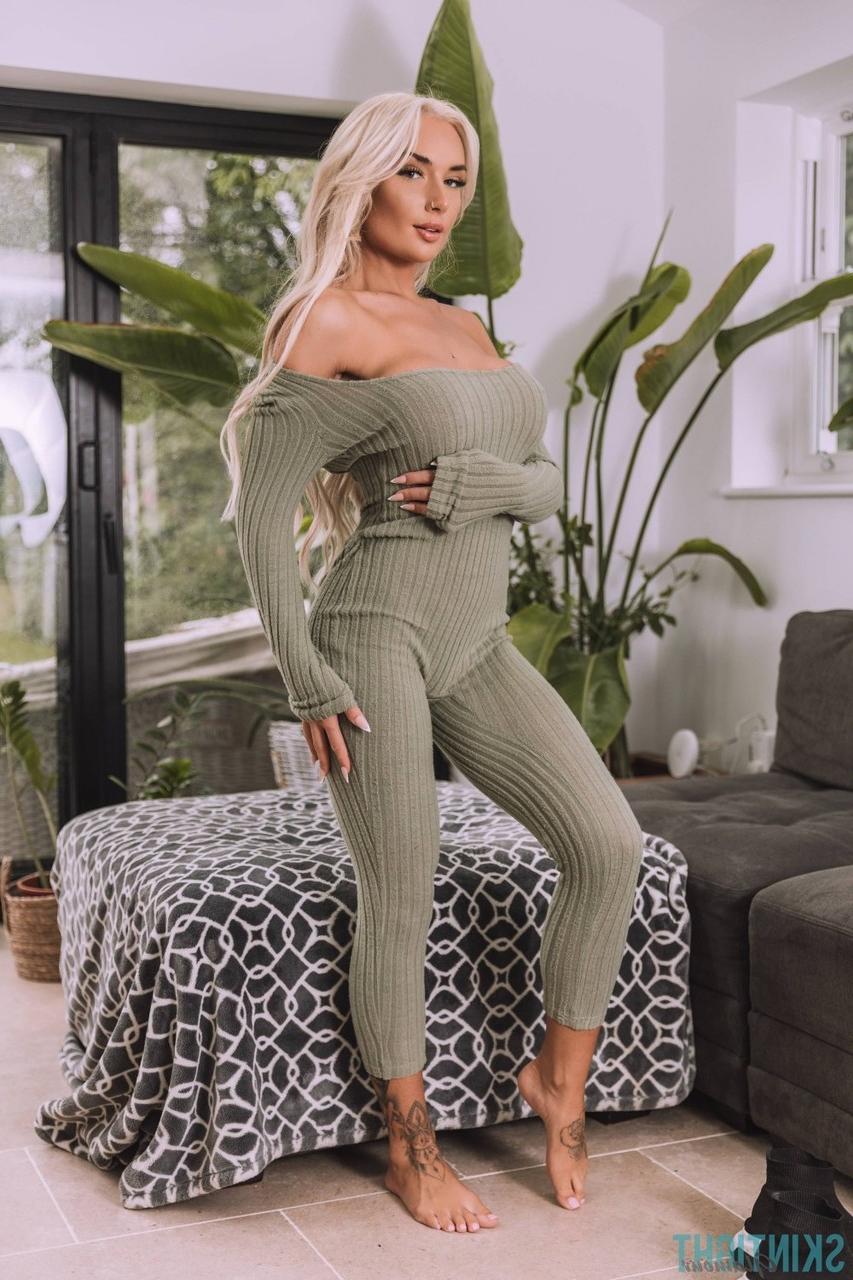 12P La chaude blonde Charlotte Stevens libère son superbe corps de sa tenue moulante.