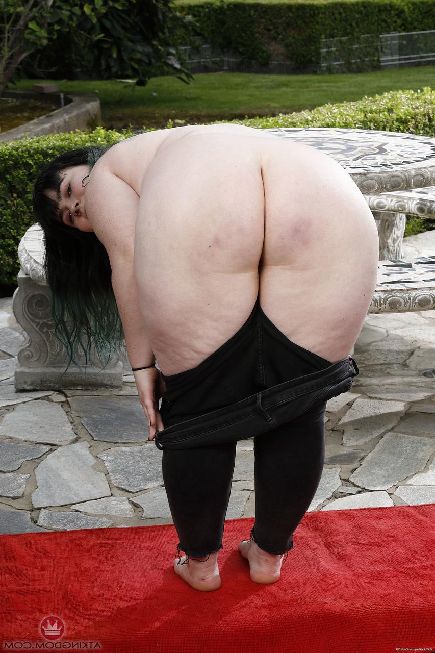 20P Die mollige brünette Amateurin Cece Lachey zieht sich aus und reibt ihre haarige Möse