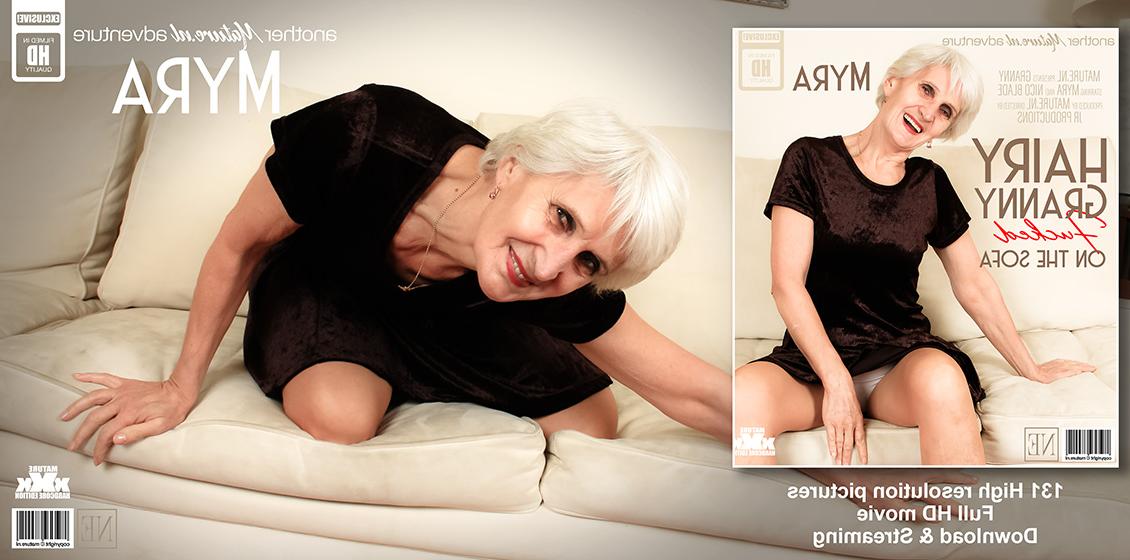 11P Myra, mamie blonde platine, prend une éjaculation sur sa langue après une baise.