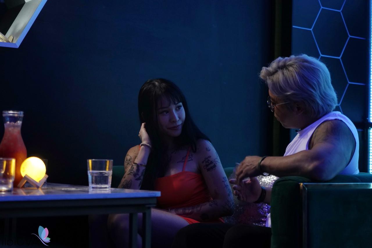 20P Sexy tatuada chinesa Yaner é seduzida e fodida por uma loira estranha