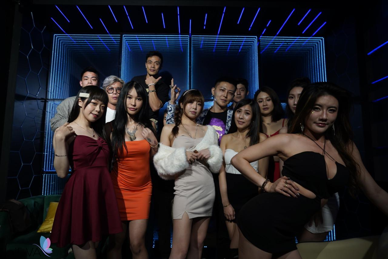 20P Sexy tatuada chinesa Yaner é seduzida e fodida por uma loira estranha