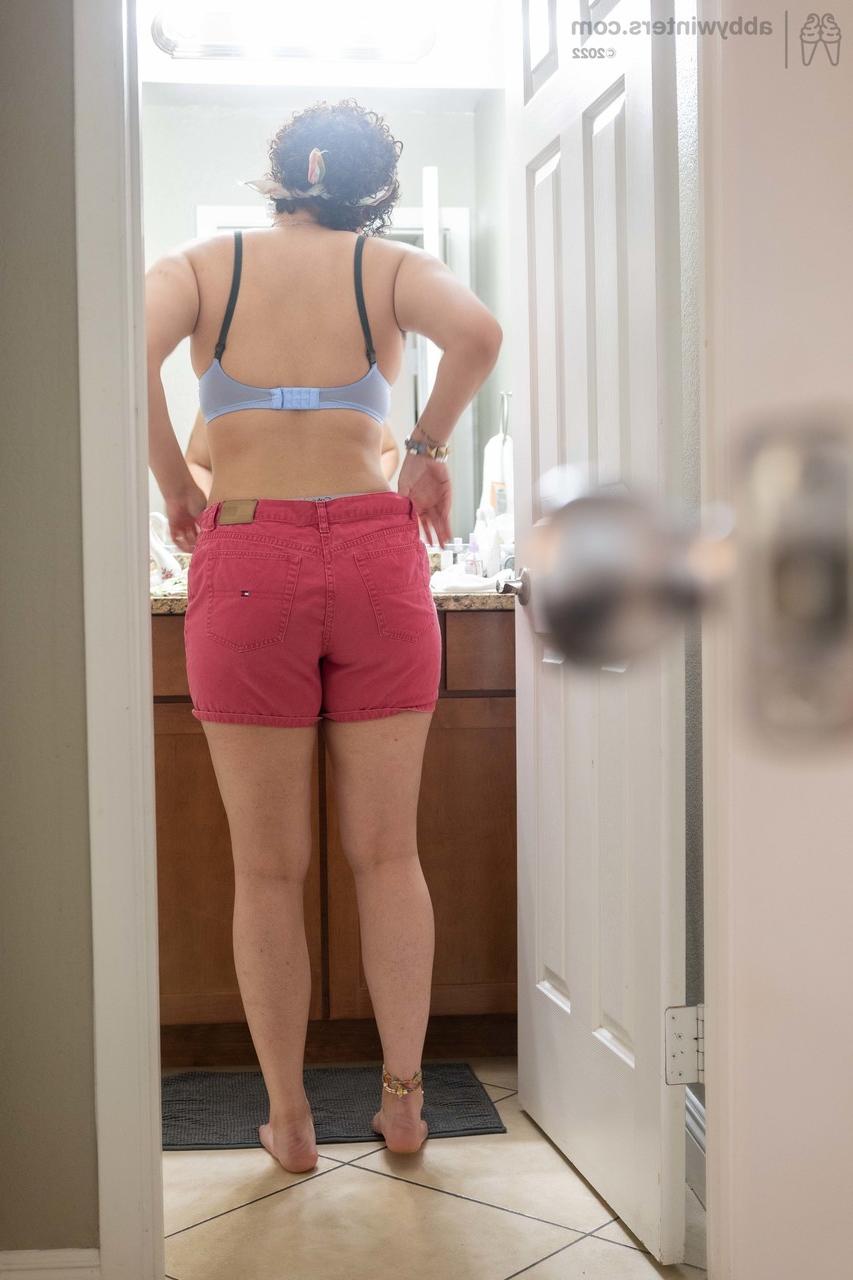 20P Curvy amador Oshun mostra seu espólio e suas axilas peludas enquanto se veste