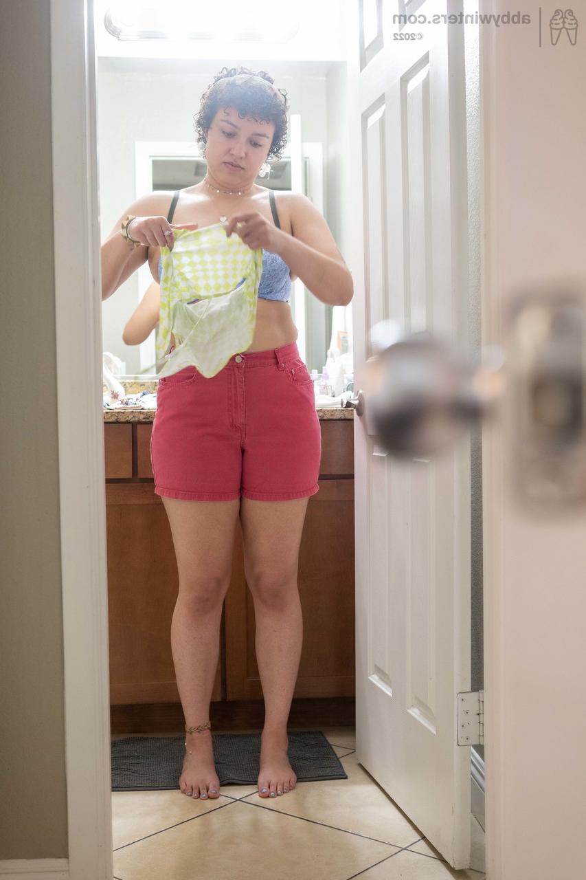 20P Curvy amador Oshun mostra seu espólio e suas axilas peludas enquanto se veste