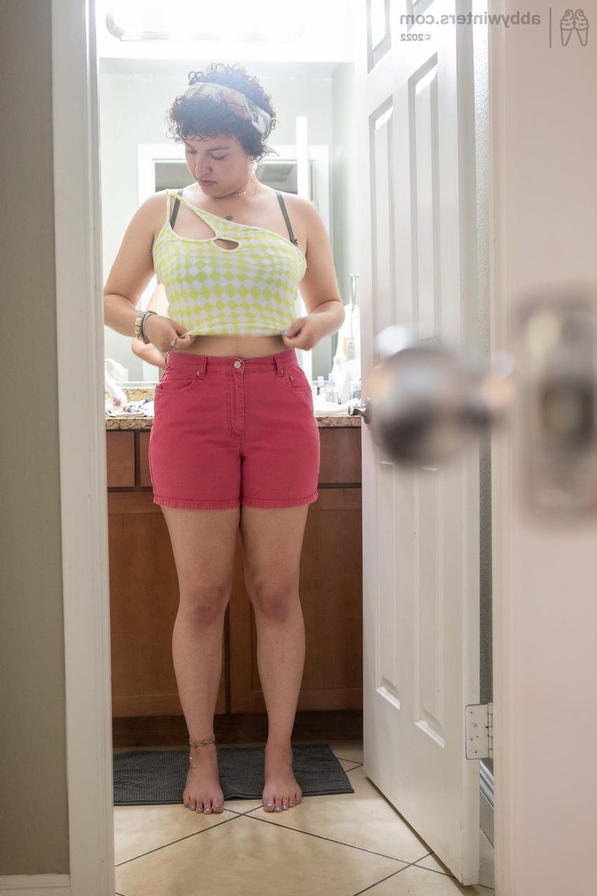 20P Curvy amador Oshun mostra seu espólio e suas axilas peludas enquanto se veste