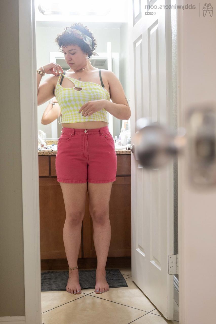 20P Curvy amador Oshun mostra seu espólio e suas axilas peludas enquanto se veste