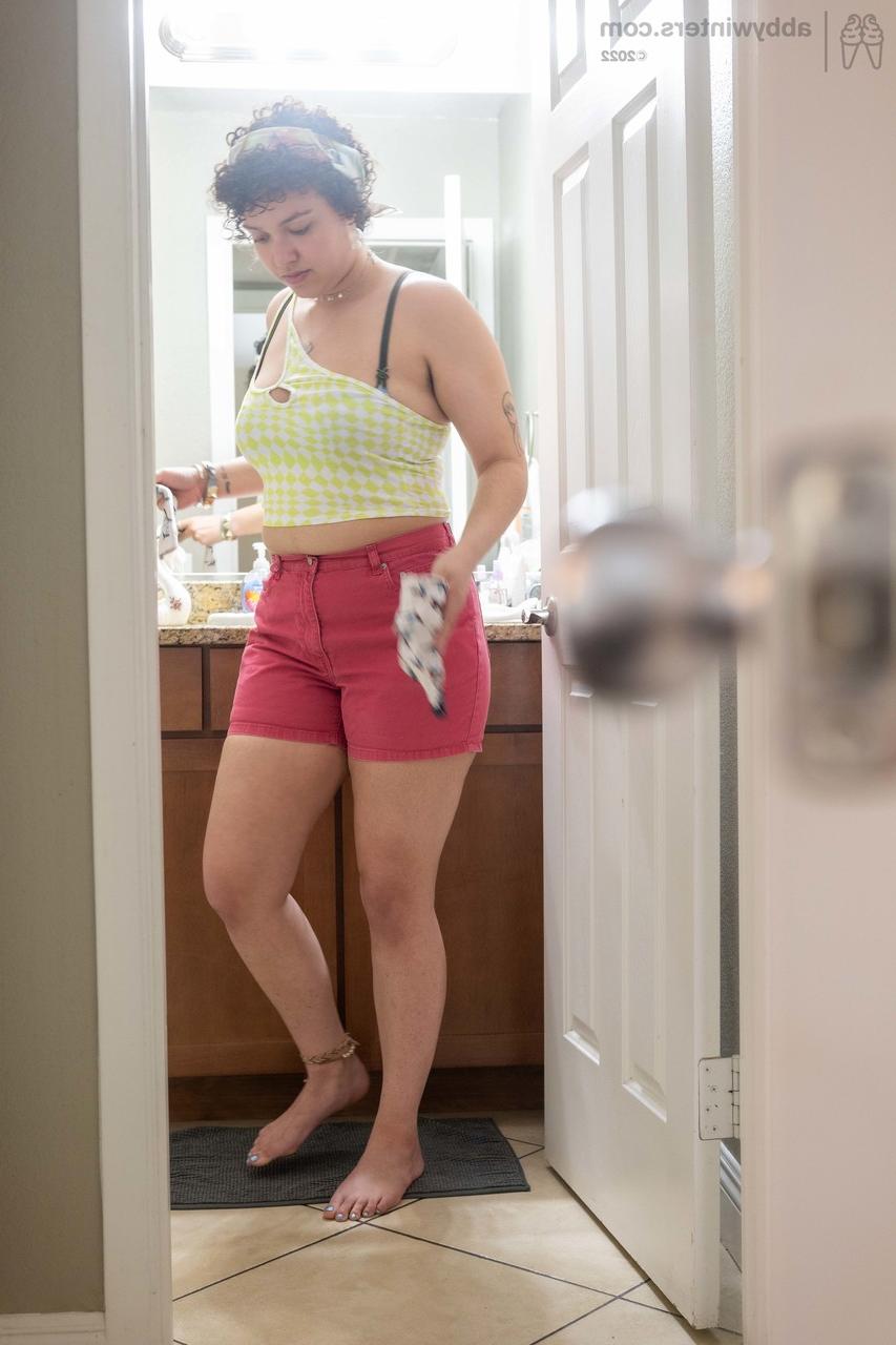 20P Curvy amador Oshun mostra seu espólio e suas axilas peludas enquanto se veste