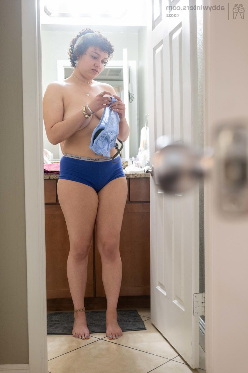 20P Curvy amador Oshun mostra seu espólio e suas axilas peludas enquanto se veste