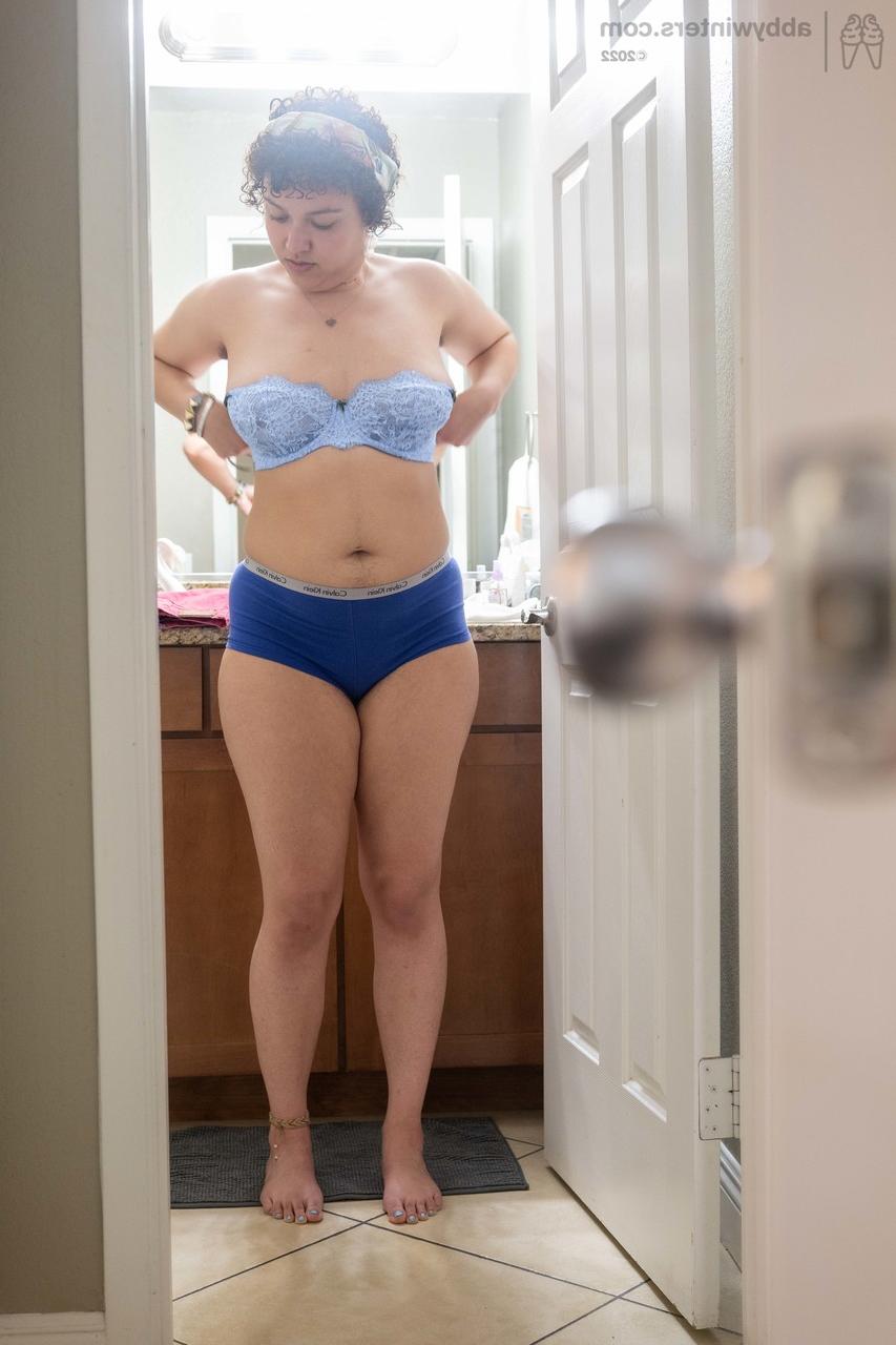 20P Curvy amador Oshun mostra seu espólio e suas axilas peludas enquanto se veste