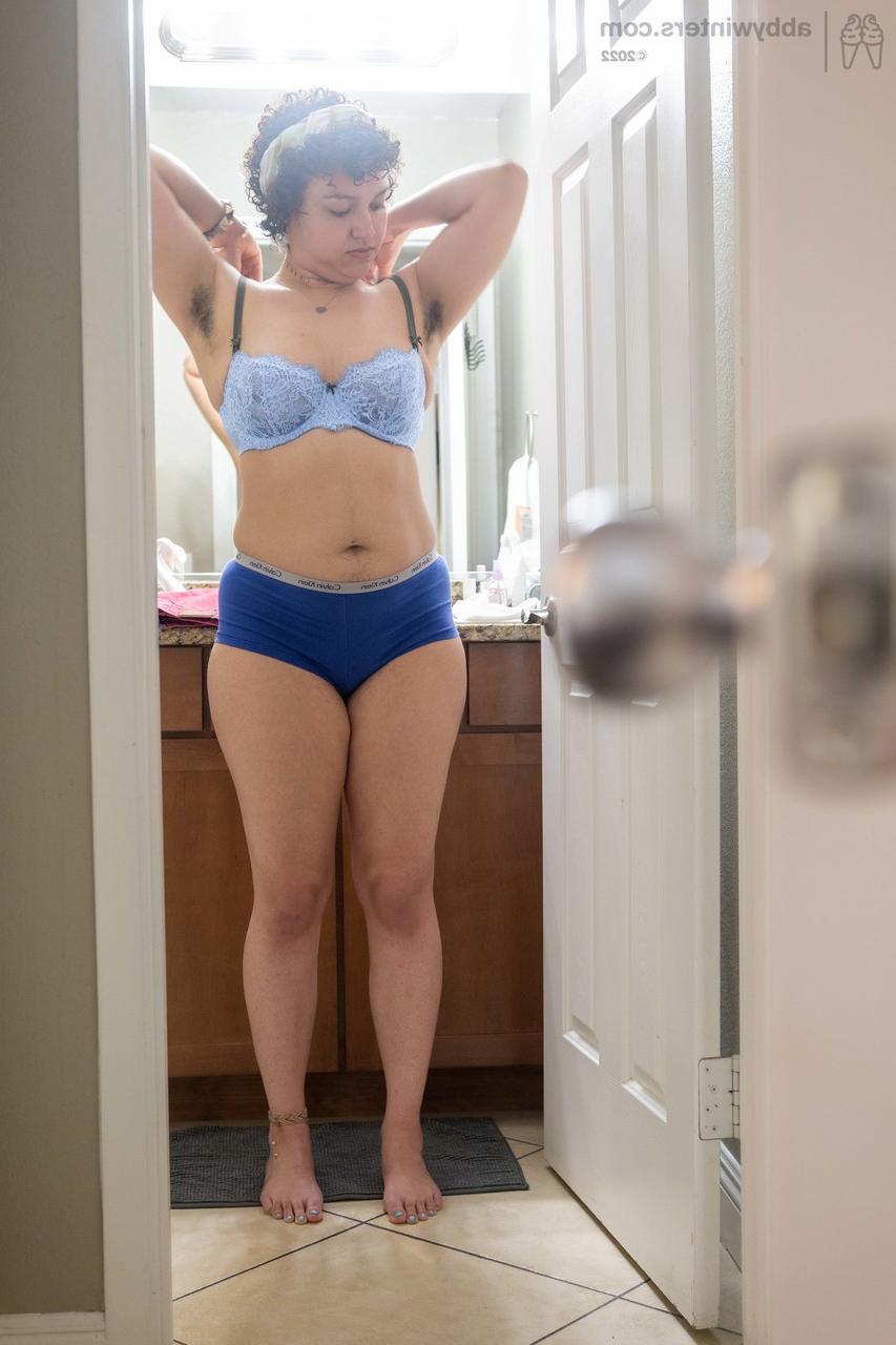 20P Curvy amador Oshun mostra seu espólio e suas axilas peludas enquanto se veste