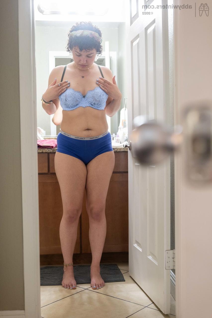 20P Curvy amador Oshun mostra seu espólio e suas axilas peludas enquanto se veste