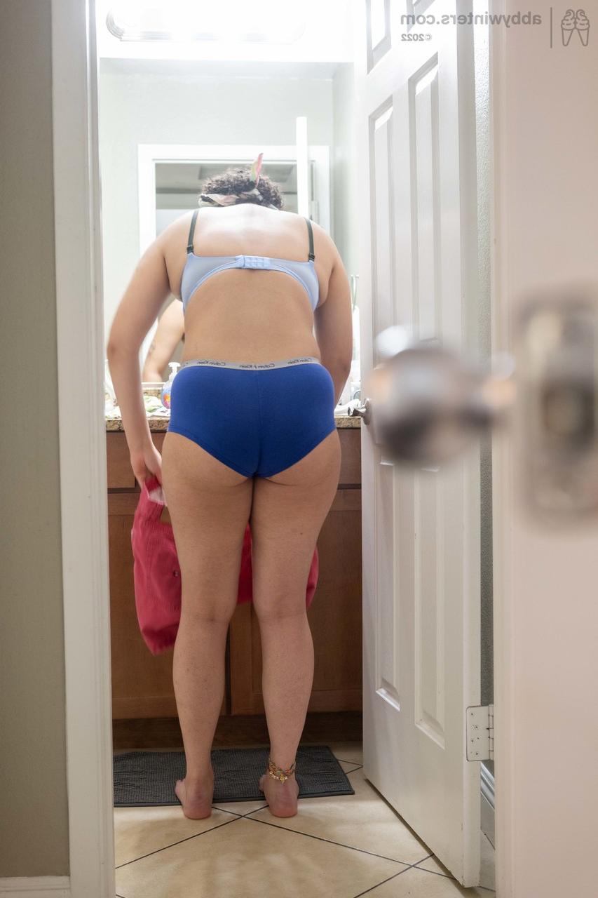 20P Curvy amador Oshun mostra seu espólio e suas axilas peludas enquanto se veste