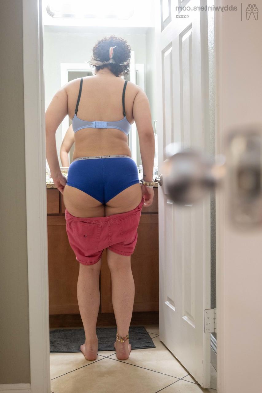 20P Curvy amador Oshun mostra seu espólio e suas axilas peludas enquanto se veste