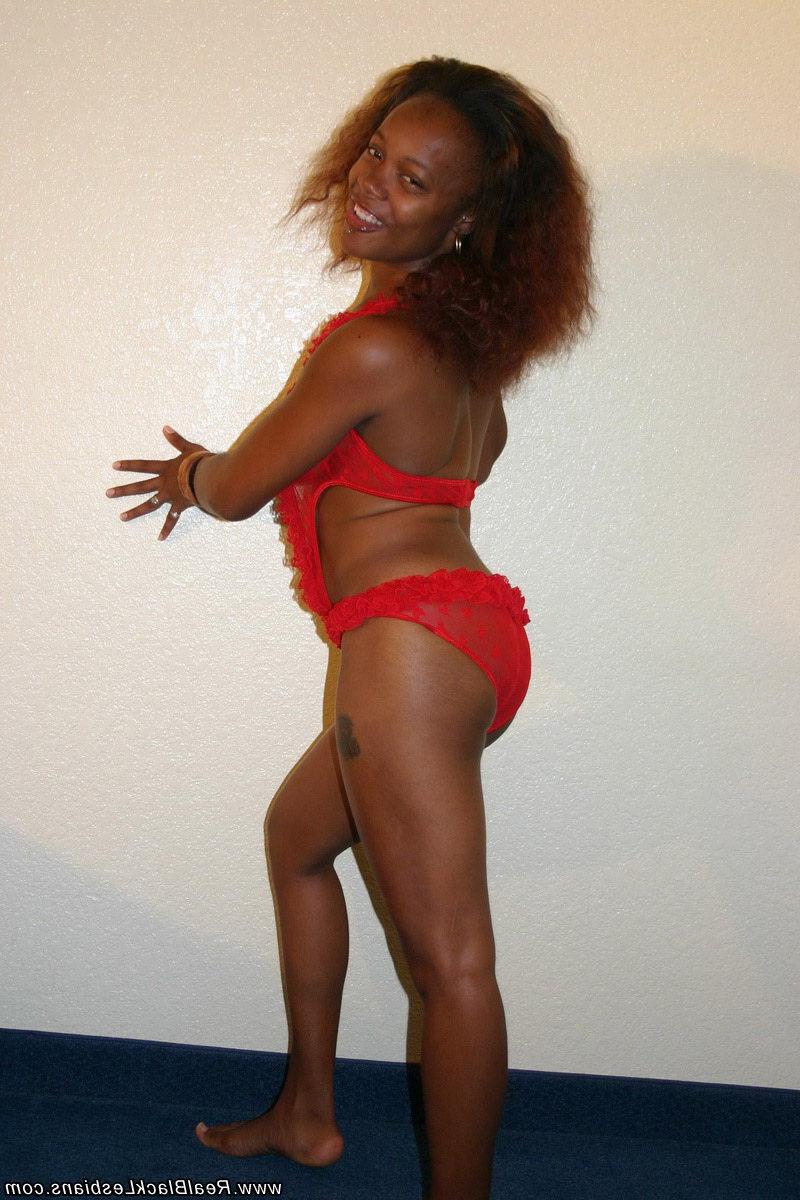 16P Fat and thin black lesbians Sweet Pea and Scorpiana make use of a strapon cock