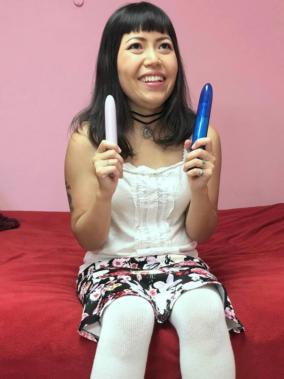 20P Die geile asiatische MILF Yuka Ozaki spielt mit ihren Dildos in ihrer rasierten Muschi